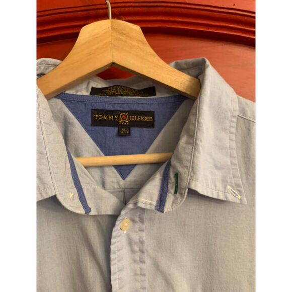 Tommy Hilfiger Golf XL Blue Chambray Style Button Down Shirt Sleeve Emblem EUC - Picture 4 of 4